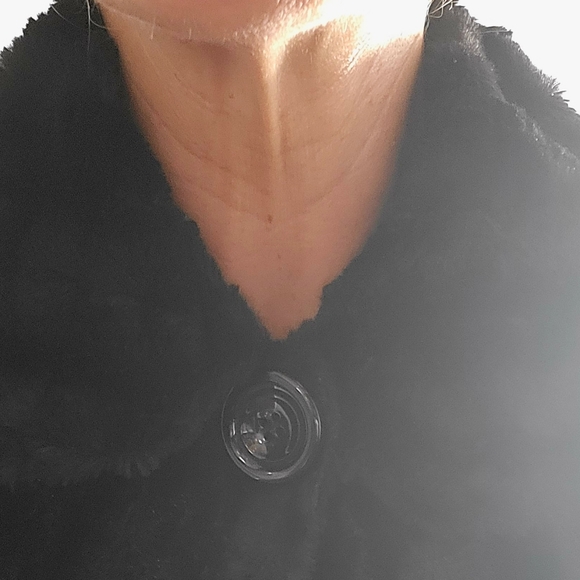 Cropped Faux Fur Jacket - Picture 7 of 8